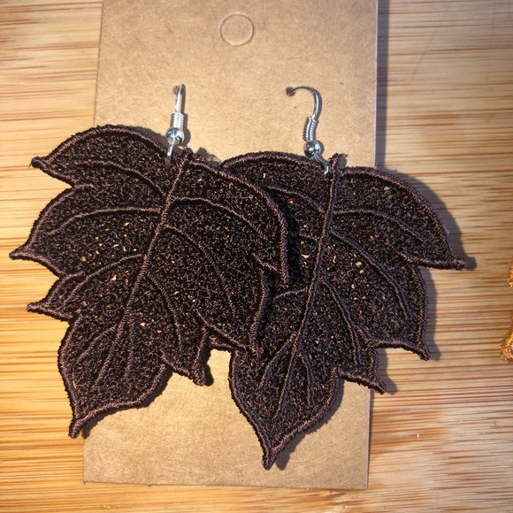 Lace leaf embroidered earrings - Picture 2 of 5
